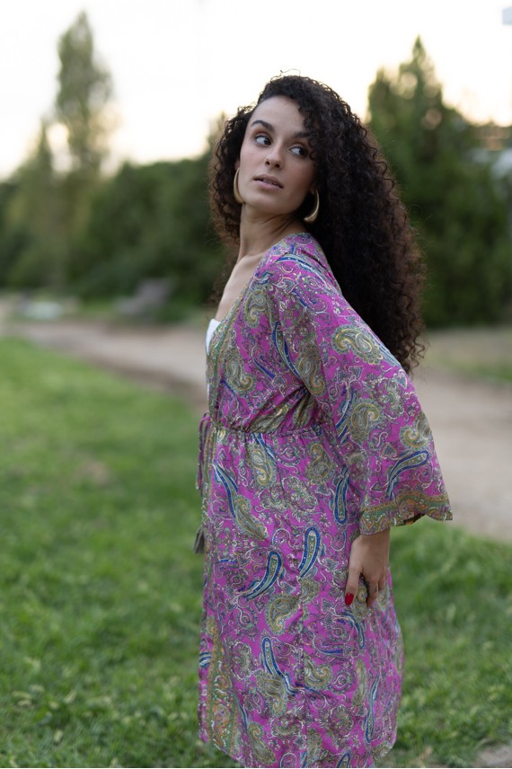 Kimono boho de seda natural con estampado paisley rosa, verde y azul y detalles de hilo dorado.