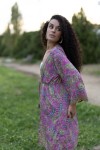Kimono boho de seda natural con estampado paisley rosa, verde y azul y detalles de hilo dorado.