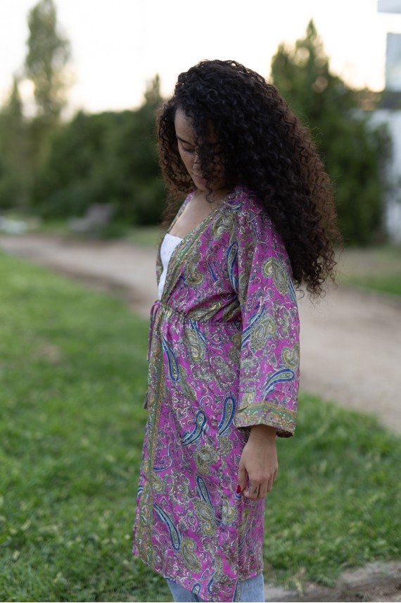Kimono boho de seda natural con estampado paisley rosa, verde y azul y detalles de hilo dorado.