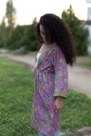 Kimono boho de seda natural con estampado paisley rosa, verde y azul y detalles de hilo dorado.