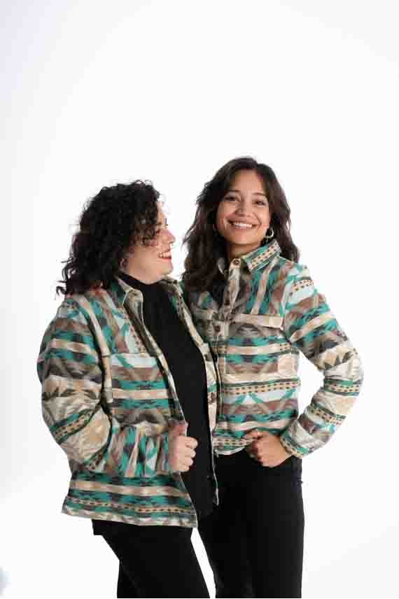 Chaqueta unisex de algodón con estampado navajo y botones de coco, prenda artesanal estilo boho Samarkanda.