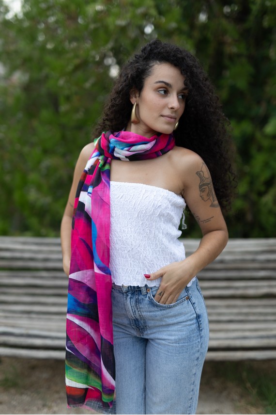 Fular boho chic multicolor de 183 x 58 cm con estampado artístico, ligero y fluido.