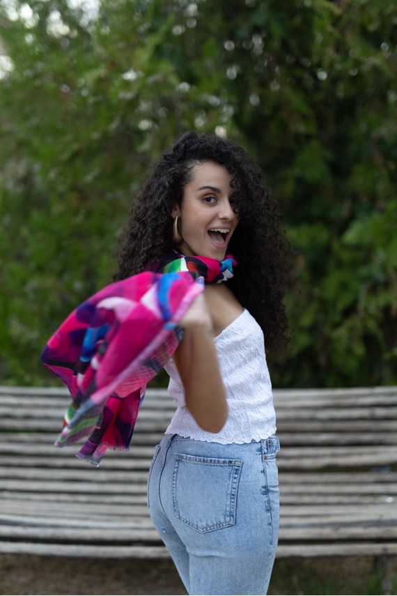 Fular boho de lino, algodón y viscosa con estampado artístico multicolor, complemento de mujer Samarkanda.