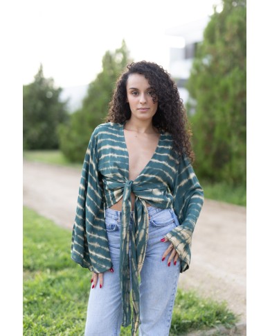 Top bolero tie dye verde petróleo de rayón de bambú con mangas mariposa y lazada frontal.