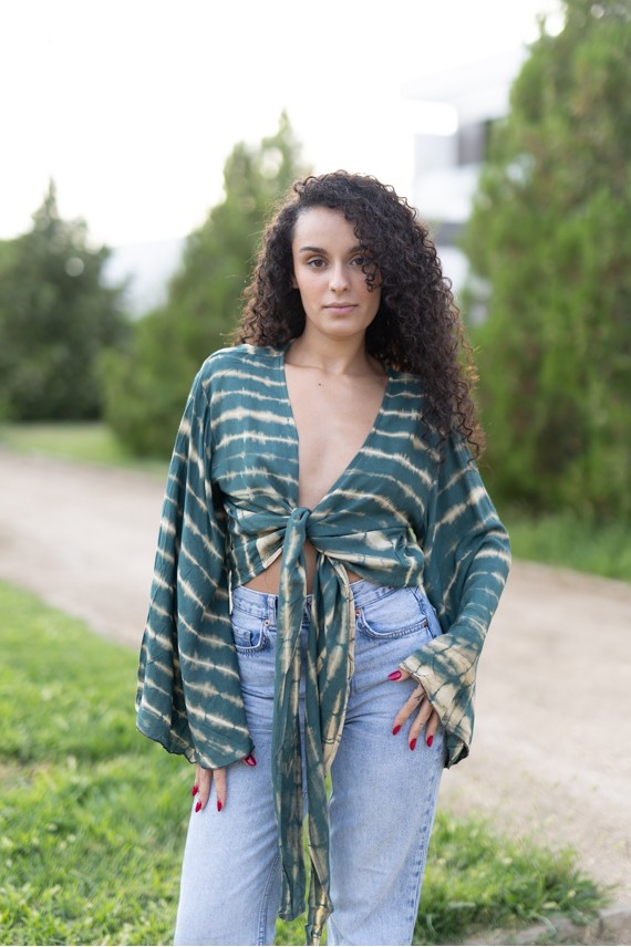 Top bolero tie dye verde petróleo de rayón de bambú con mangas mariposa y lazada frontal.