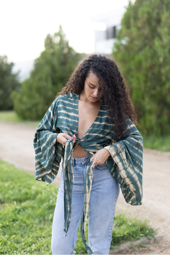 Top boho chic verde petróleo con estampado tie dye artesanal y mangas mariposa.