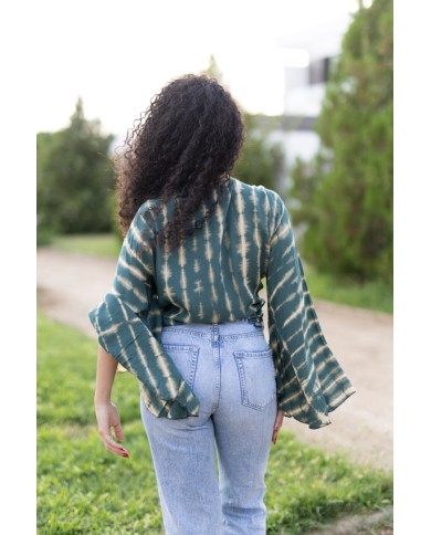 Vista trasera de top tie dye verde petróleo con mangas mariposa, prenda boho artesanal Samarkanda.