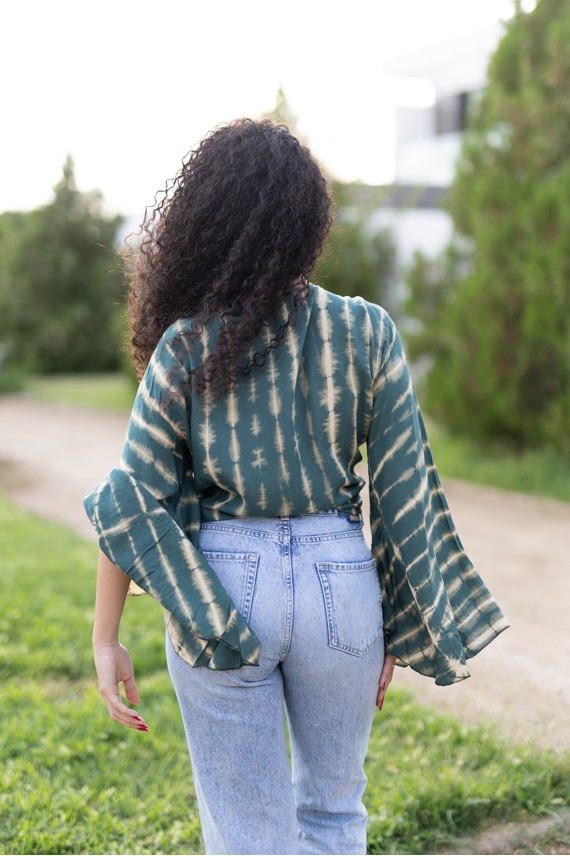 Vista trasera de top tie dye verde petróleo con mangas mariposa, prenda boho artesanal Samarkanda.