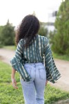Vista trasera de top tie dye verde petróleo con mangas mariposa, prenda boho artesanal Samarkanda.