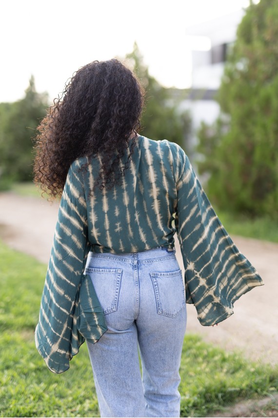 Vista trasera de top tie dye verde petróleo con mangas mariposa, prenda boho artesanal Samarkanda.