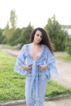 Top boho de algodón orgánico azul cielo tipo pareo con block printing artesanal y mangas murciélago.