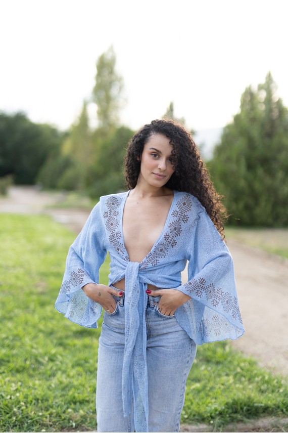 Top azul cielo de algodón 100% con escote en V, lazada frontal y estampado block printing artesanal.