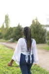 Vista trasera de top boho blanco tipo pareo de algodón con lazada ajustable y detalles block printing.