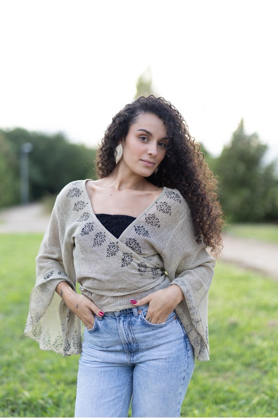 Top boho caqui cruzado con escote en V y estampado vegetal block printing artesanal.
