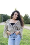Top boho caqui cruzado con escote en V y estampado vegetal block printing artesanal.