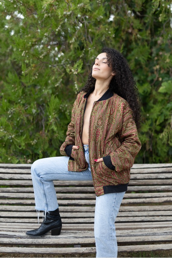 Chaqueta bomber de seda paisley verde oliva y granate con forro polar, talla única de la S a la XL.