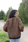 Vista trasera de chaqueta bomber paisley verde oliva y granate con acabados elásticos negros.