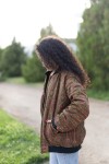 Chaqueta bomber boho de seda con estampado sari en verde oliva, caqui, granate, rojo y beige.