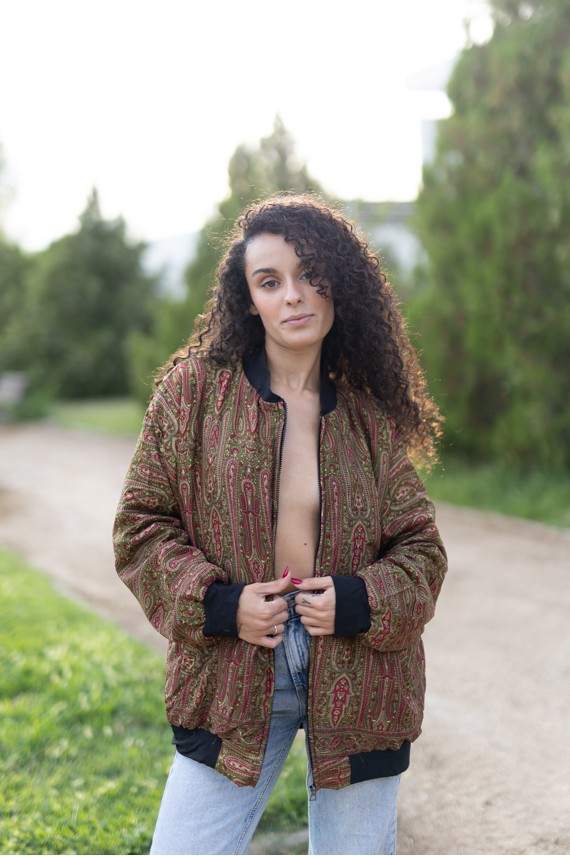 Chaqueta bomber de seda paisley verde oliva y granate con forro polar, talla única de la S a la XL.