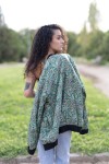 Chaqueta bomber de seda con estampado paisley verde turquesa, azul y ocre con acabados negros.