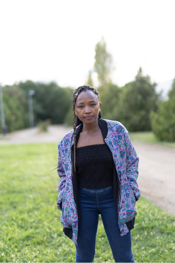 Chaqueta bomber de seda floral sobre fondo lila con estampado fucsia, turquesa, azul y verde.
