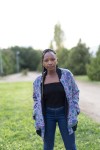 Chaqueta bomber de seda floral sobre fondo lila con estampado fucsia, turquesa, azul y verde.