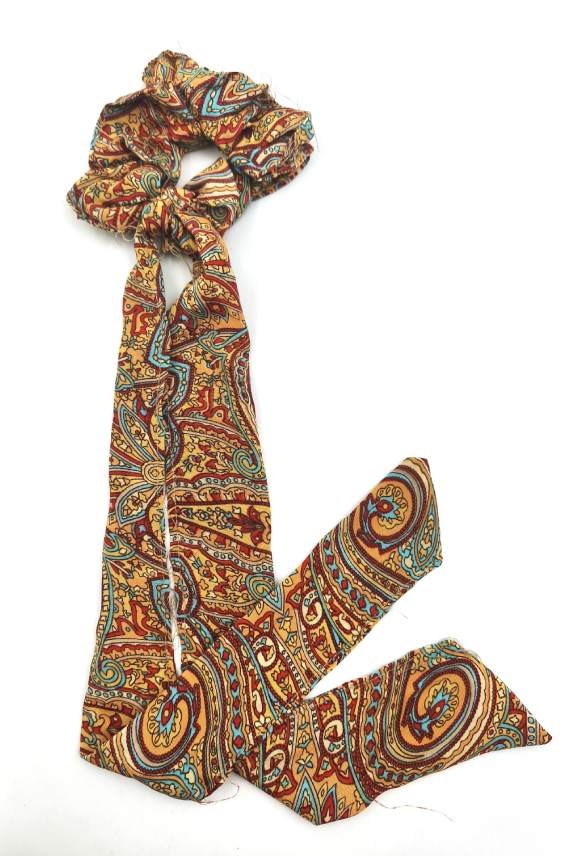 Coletero de seda estampada con lazo largo y diseño boho multicolor Samarkanda.