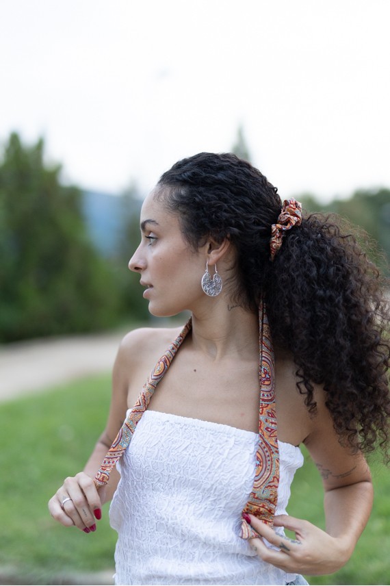 Coletero de seda estampada con lazo largo y diseño boho multicolor Samarkanda.