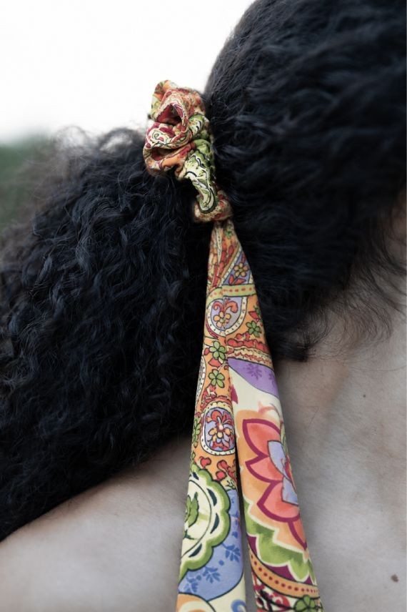 Coletero de seda estampada con lazo largo y diseño boho multicolor Samarkanda.