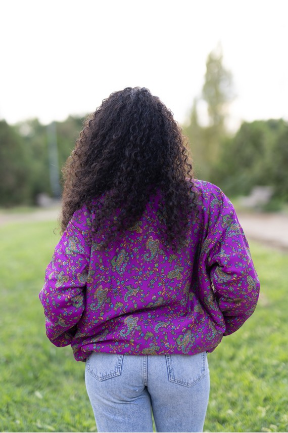 Chaqueta bomber de seda fucsia con estampado paisley floral vista desde atrás.