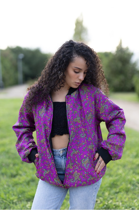 Bomber boho de seda fucsia con estampado paisley floral y corte relajado.