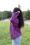 Chaqueta de seda fucsia con estampado paisley multicolor y acabados negros.