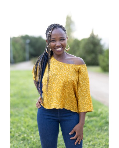 Top de seda mostaza estampado con cuello barco y corte fluido de estilo boho.