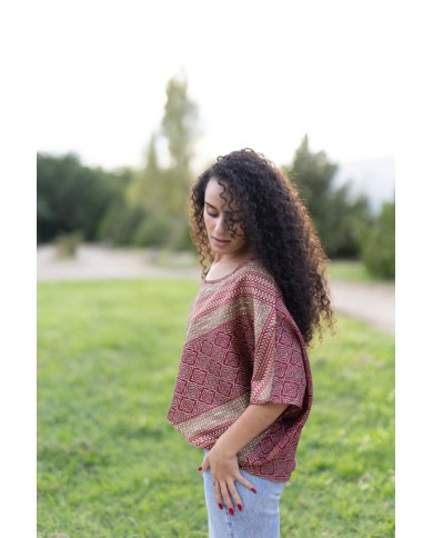 Top fluido boho de seda con estampado geométrico burdeos y beige visto de perfil.