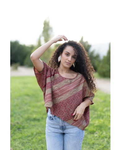 Top fluido de seda burdeos y beige con estampado geométrico étnico y corte amplio.