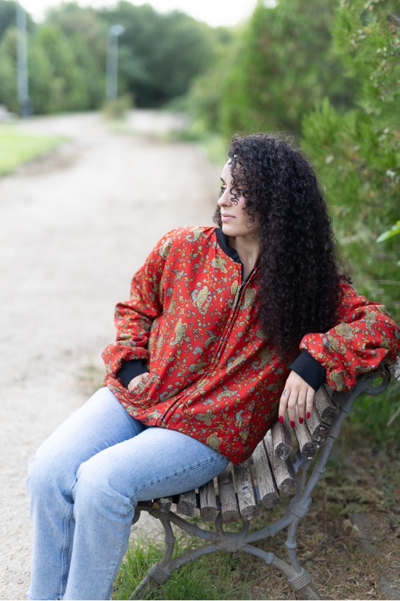 Chaqueta Bomber de Seda Roja Estampado Paisley Floral