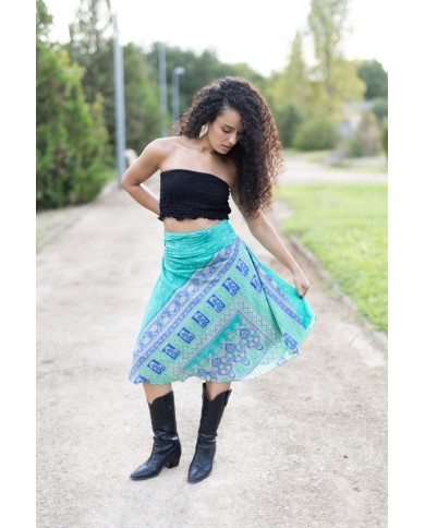 Falda midi de seda verde turquesa con estampado ornamental azul y detalle plisado en la cintura.