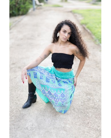 Falda midi estampada de seda en tonos verde turquesa, azul y violeta con caída fluida.