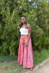 Pantalón paraguas boho rosa coral con estampado geométrico azul, fucsia y tonos tierra.