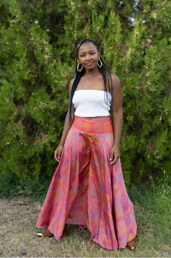Pantalón paraguas de seda y poliéster rosa coral con estampado geométrico boho de Samarkanda.