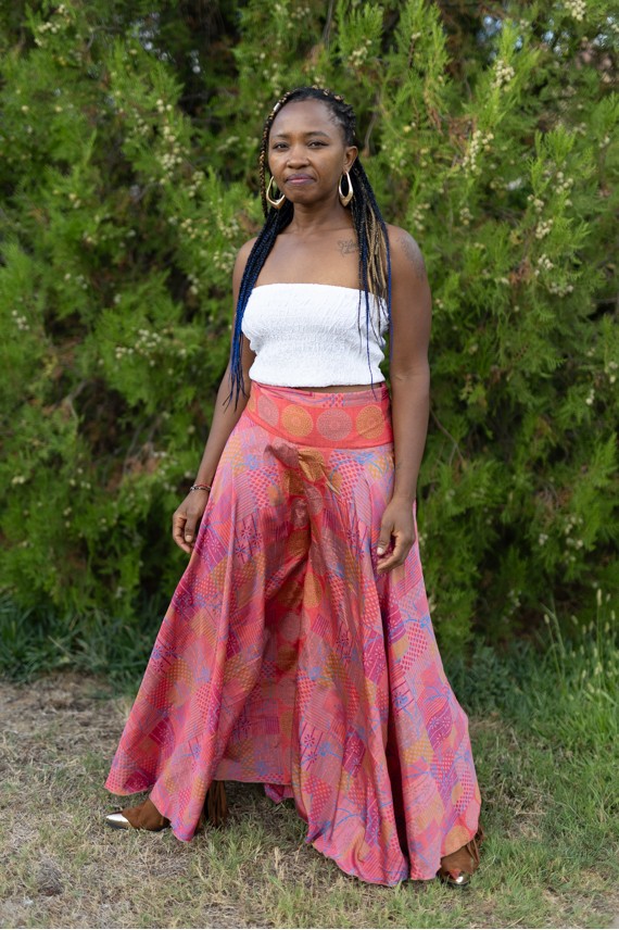 Pantalón de mujer tipo paraguas en rosa coral con motivos geométricos y circulares estilo boho.