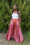 Pantalón de mujer tipo paraguas en rosa coral con motivos geométricos y circulares estilo boho.