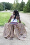 Pantalón boho beige de pierna extra ancha con estampado paisley y cintura elástica trasera.