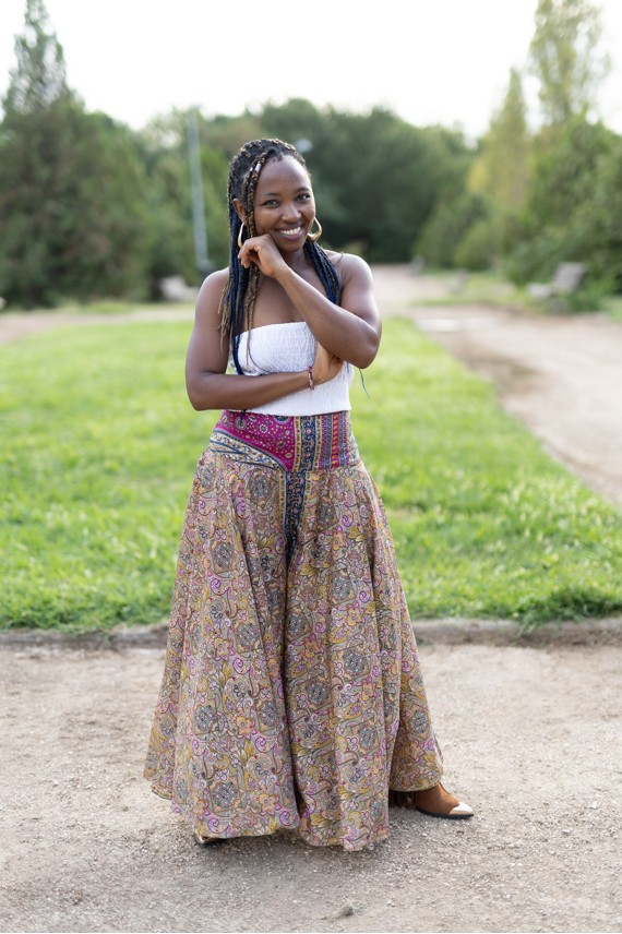 Pantalón paraguas de seda y poliéster beige con estampado paisley multicolor y cintura étnica Samarkanda.