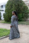 Vestido largo boho estilo sari con escote V, estampado ornamental y detalles de hilo dorado Samarkanda.