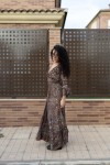 Vestido largo paisley en tonos marrón, teja y verde oliva con falda de amplio vuelo.