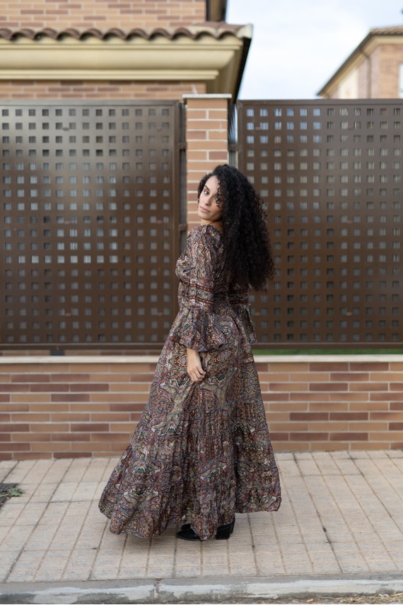 Vestido largo paisley en tonos marrón, teja y verde oliva con falda de amplio vuelo.