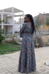 Vista trasera de vestido largo paisley azul con cintura elástica, mangas con volante y falda de amplio vuelo.