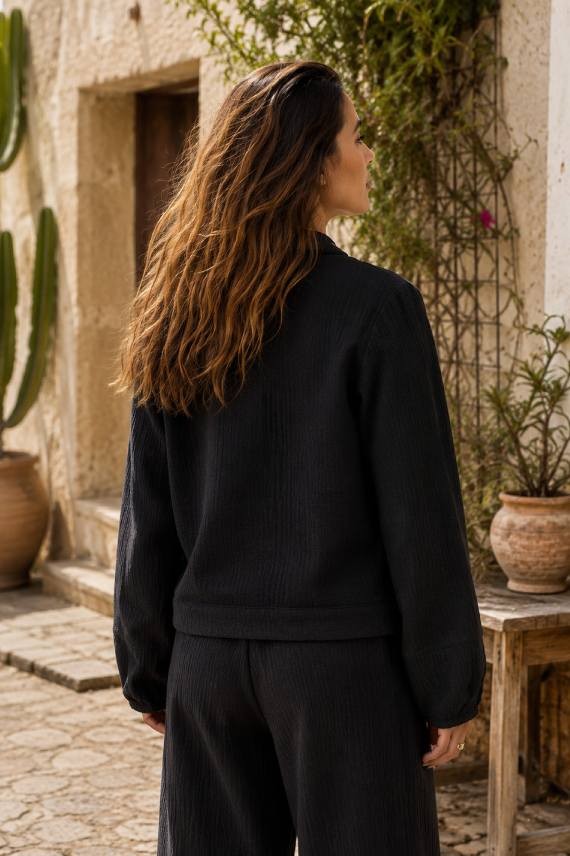 Chaqueta cruzada de algodón 100% negra con bordado floral verde de estilo boho chic Samarkanda