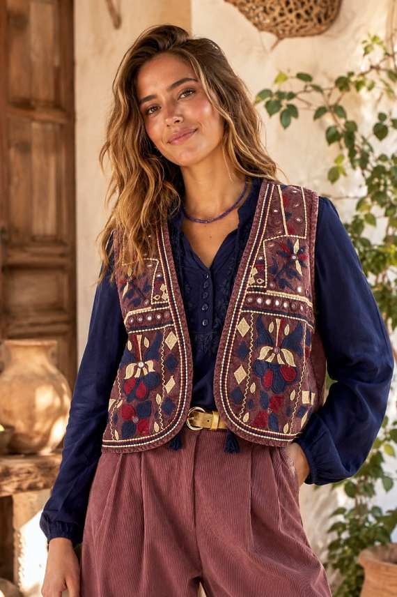 Chaleco 100% algodón granate con bordados multicolor y detalles de espejos estilo boho Samarkanda